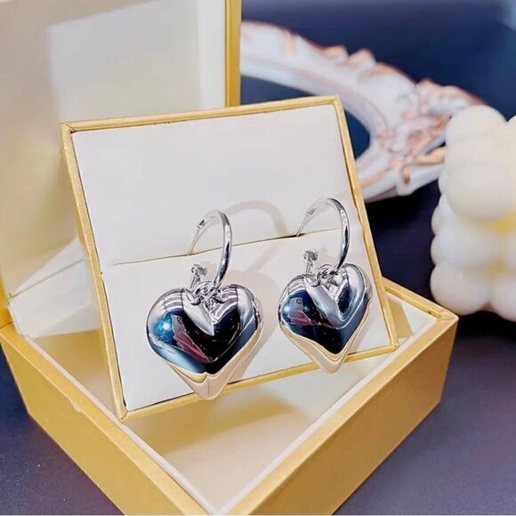 🩶 NEW silver puffy heart dangle hoop earrings 🩶 - Picture 4 of 6